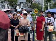 送考服+印字面條 高考場外儀式感滿滿
