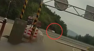 男子高速路邊停車(chē)挖土 稱(chēng)“適合腌咸鴨蛋”  銅陵交警：罰200扣9分