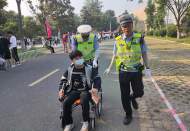 鳳臺：中考生腿腳不便  交警背上四樓考場