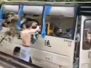 重庆奉节：中巴车遭意外落石砸中  致6人遇难9人受伤