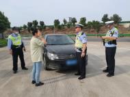 女子賭氣駕車上高速 交警及時勸慰 