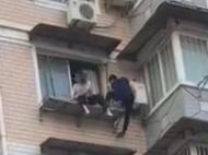 蚌埠一女孩懸坐6樓窗臺 路過男青年翻窗將其救下