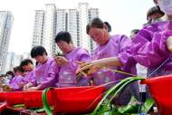 阜南：粽香飄社區(qū) 和諧鄰里情