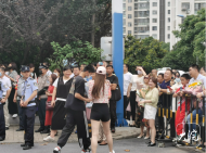 中考落幕 全家身穿紅衣迎接考生 