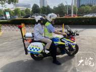 高考生電動車拋錨  六安鐵騎5分鐘送其到考點