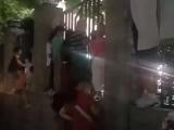 小学生爬墙看校内六一晚会？武汉一地教育局回应