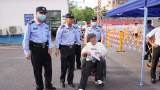 六安一考生带伤赴考 民警背上5楼考场 “考完我们再来接你！”