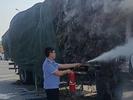 货车运输秸秆突然起火  泗县民警紧急扑救