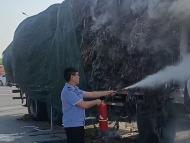 货车运输秸秆突然起火  泗县民警紧急扑救