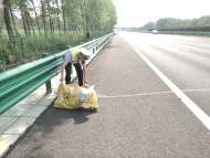 高速路上空降“快遞大禮包” 六安交警喊韻達來取快遞