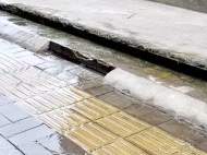 合肥裕溪路邊自來水管漏水 市民直呼“白白流淌很可惜”