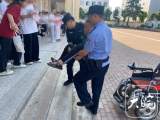 舒城民警送坐轮椅中考生进考场