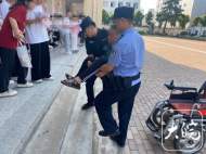 舒城民警送坐輪椅中考生進考場