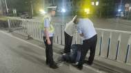 兩男子夜晚醉臥路邊  巡邏交警及時幫助脫離危險
