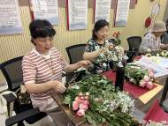 合肥一社區(qū)舉辦手工花藝活動(dòng)