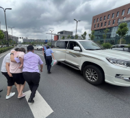 暖心！孕婦突發陣痛臨產，他們接力守護