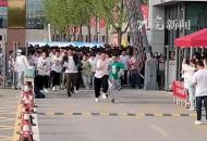 姐姐給高考弟弟送花：你已經進入成年人的世界了，要努力吧！
