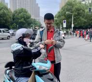 合肥一考生赴考前喝葡萄糖 家長：就跟吃巧克力一樣，想補充能量