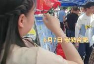 首場高考考試的結束 家長穿旗袍持鮮花迎接孩子