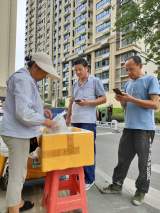为了路人吃饭方便，她选择在高温下坚守
