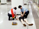 乘客地铁内突然晕倒   在地铁站幸遇候车医生