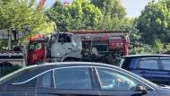 突發！杭州一私家車被側翻攪拌車砸中 目擊者講述揪心一幕