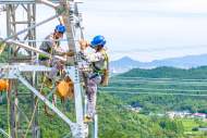 高温下的劳动者|顶酷暑54米高空组铁塔 电力施工保障高铁投运