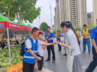 合肥哈啰愛心助農(nóng)采購(gòu)西瓜 為環(huán)衛(wèi)工人送清涼