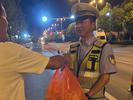 舒城：一热心市民为冒高温执勤交警送来18瓶冰矿泉水