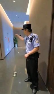 女子在酒店浴室遇裸男，警方：他眼神不好走錯浴室