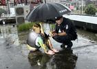 与前男友债务纠纷欲跳楼 芜湖民警及时救下轻生女子