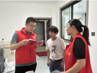 共青團蚌埠市委和市青少年宮走訪朱崗社區(qū)的幫扶對象