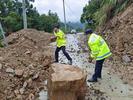 突降暴雨 六安山区派出所民警清理路障