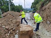 突降暴雨 六安山區派出所民警清理路障