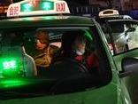 ?男子深夜醉倒 出租車司機暖心守護