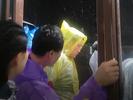 游客爬泰山想进屋避雨，商家按人头收费“坐票40元站票25元”？景区回应了