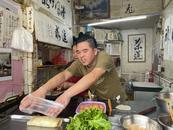左手煙火 右手夢想！合肥一卷餅店里藏了個“書法家”