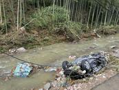 大皖新聞直擊富陽山洪救災現場：轎車被沖翻在河道中間