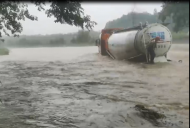 强降雨致司机与货车被困河中 歙县消防及时救援