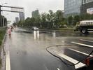 合肥暴雨致一路口积水 退水后环卫工及时清淤