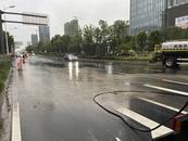 合肥暴雨致一路口積水 退水后環衛工及時清淤