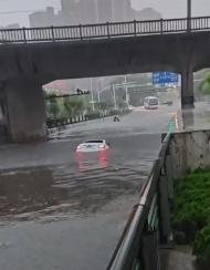 江蘇鎮江一女子騎車沖入積水涵洞溺亡