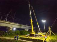 阜陽供電在夜間實施雙跨施工
