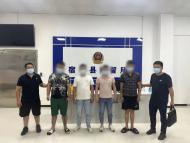 4男1女被抓  民警在車內發(fā)現(xiàn)大量氣球 