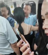 女孩控訴坐地鐵被男孩摸屁股，對方家長說“我也想摸一下”，警方回應