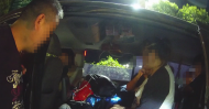 面包車后半部明顯下沉 一家人超員上路被查