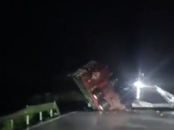 突發！一橋梁坍塌 兩過路大貨車落水