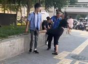 西安一女子酒后懷疑司機繞路，下車后怒踹司機下體被刑拘