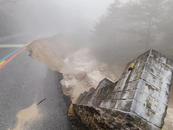 天柱山盤山公路出現多處滑坡和塌方 