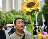 高考考場外舉向日葵的爸爸找到了